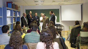 Autoridades y alumnado, en un momento de la inauguración de las aulas en el Hospital Doctor Peset.
